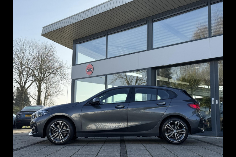BMW 1-serie 116d Executive Edition | Live Cockpit | Sfeerverlichting | Apple Carplay |