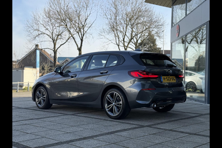 BMW 1-serie 116d Executive Edition | Live Cockpit | Sfeerverlichting | Apple Carplay |