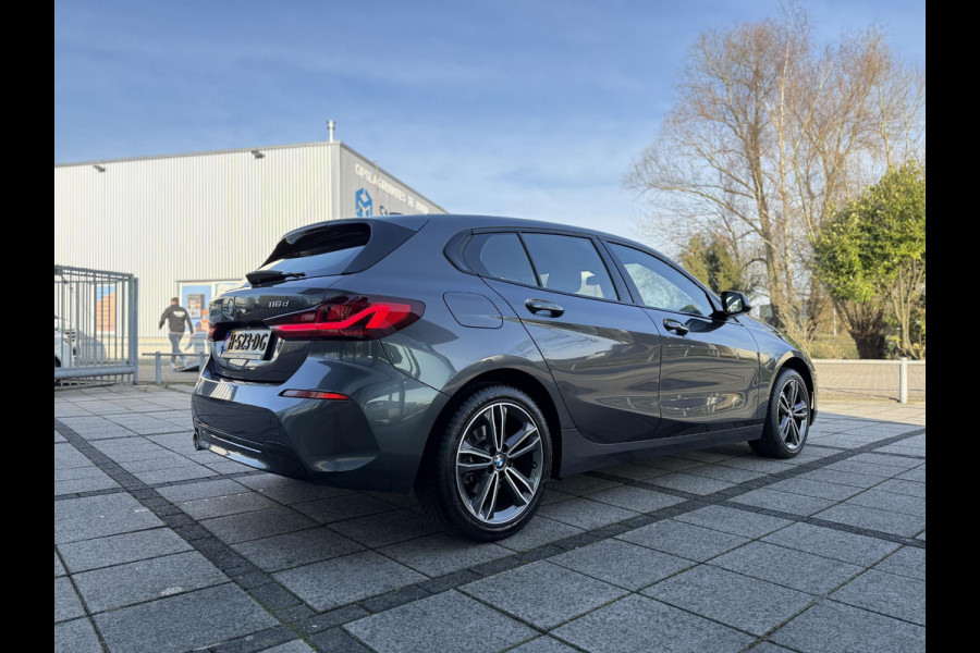 BMW 1-serie 116d Executive Edition | Live Cockpit | Sfeerverlichting | Apple Carplay |