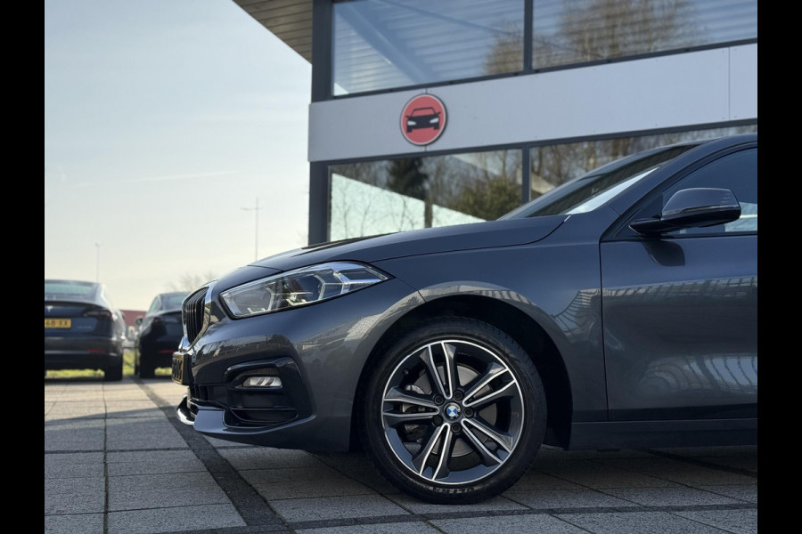 BMW 1-serie 116d Executive Edition | Live Cockpit | Sfeerverlichting | Apple Carplay |