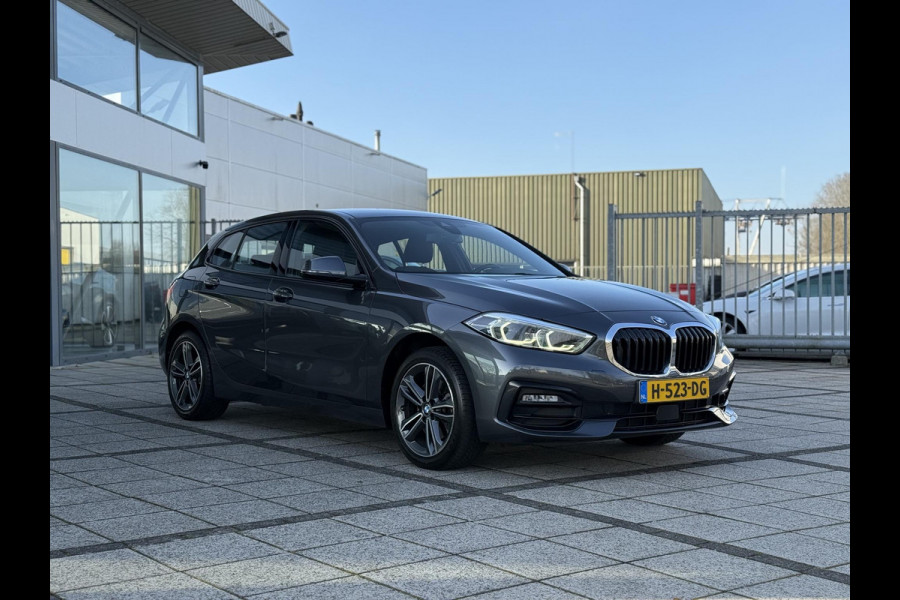 BMW 1-serie 116d Executive Edition | Live Cockpit | Sfeerverlichting | Apple Carplay |