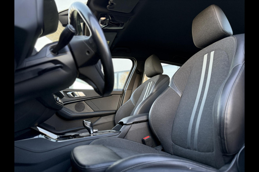 BMW 1-serie 116d Executive Edition | Live Cockpit | Sfeerverlichting | Apple Carplay |