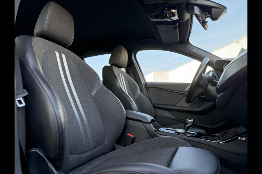 BMW 1-serie 116d Executive Edition | Live Cockpit | Sfeerverlichting | Apple Carplay |
