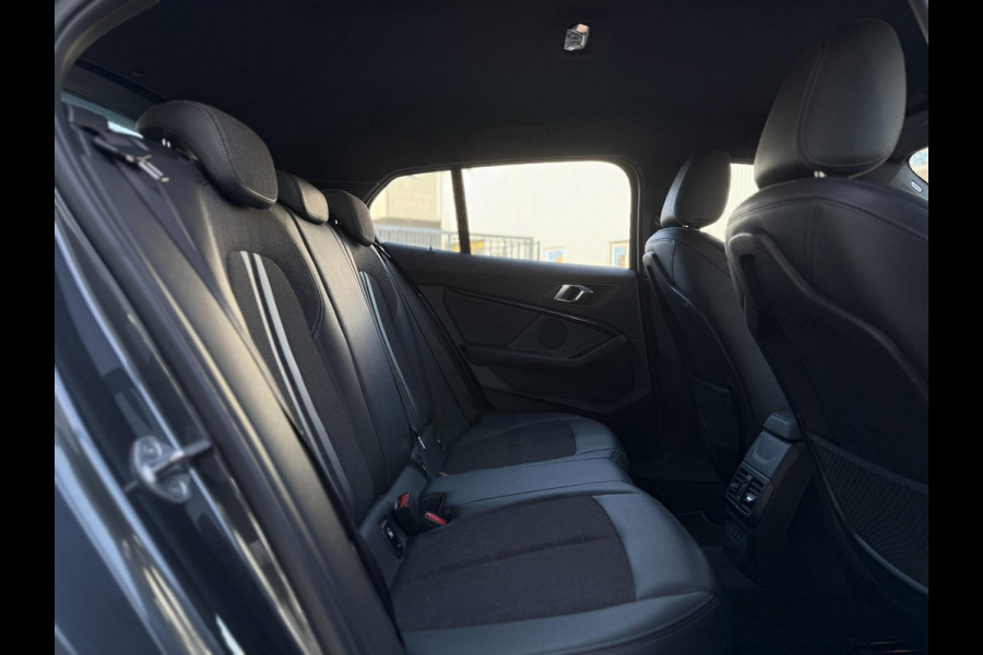 BMW 1-serie 116d Executive Edition | Live Cockpit | Sfeerverlichting | Apple Carplay |