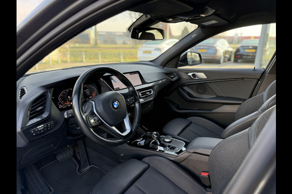 BMW 1-serie 116d Executive Edition | Live Cockpit | Sfeerverlichting | Apple Carplay |