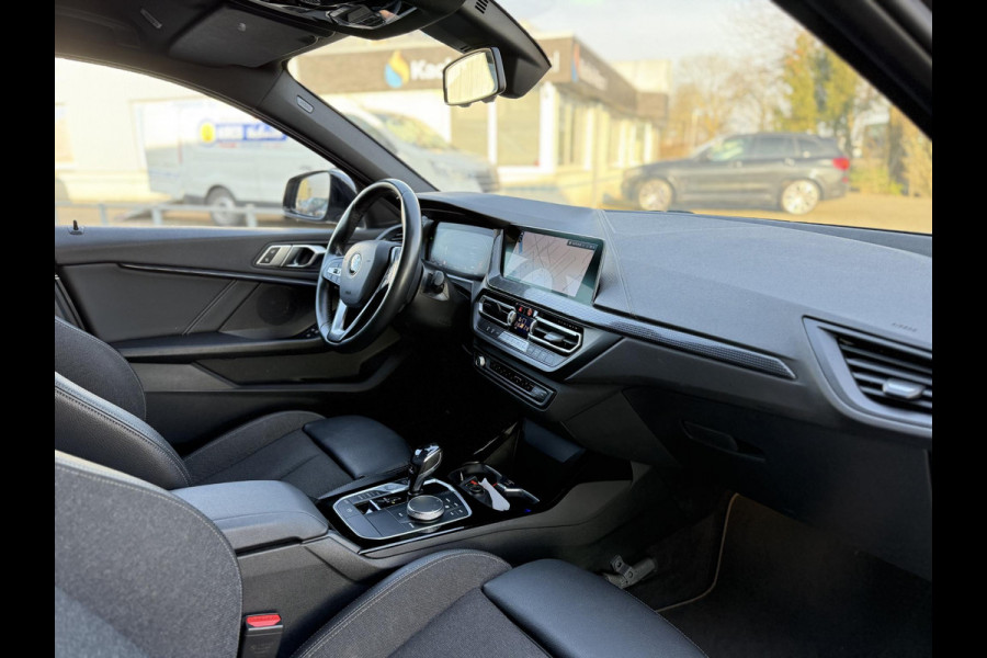 BMW 1-serie 116d Executive Edition | Live Cockpit | Sfeerverlichting | Apple Carplay |