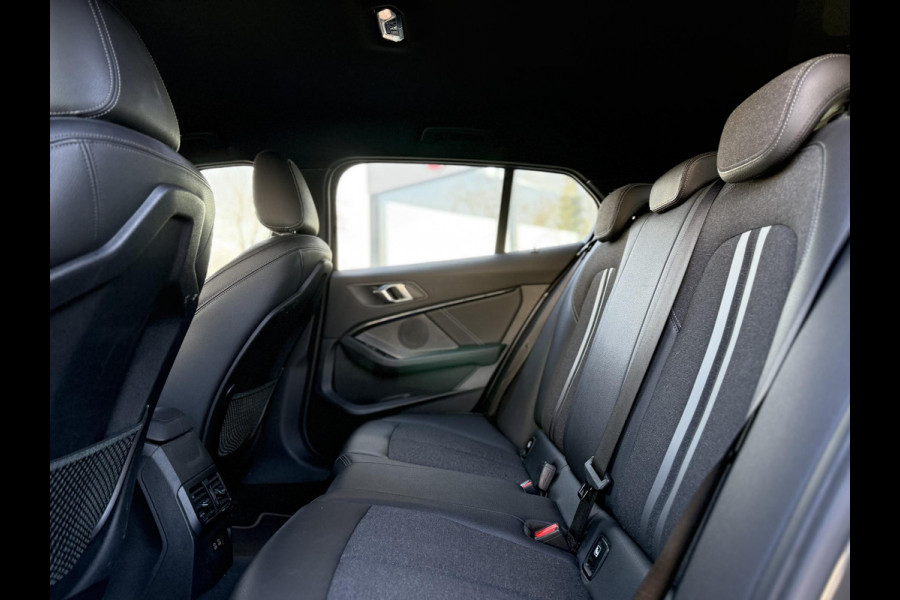 BMW 1-serie 116d Executive Edition | Live Cockpit | Sfeerverlichting | Apple Carplay |