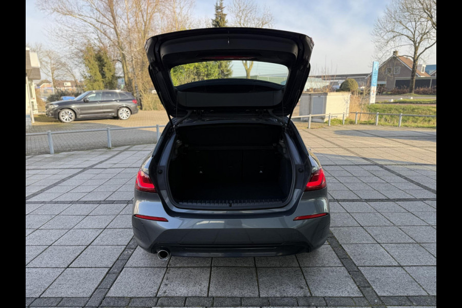 BMW 1-serie 116d Executive Edition | Live Cockpit | Sfeerverlichting | Apple Carplay |