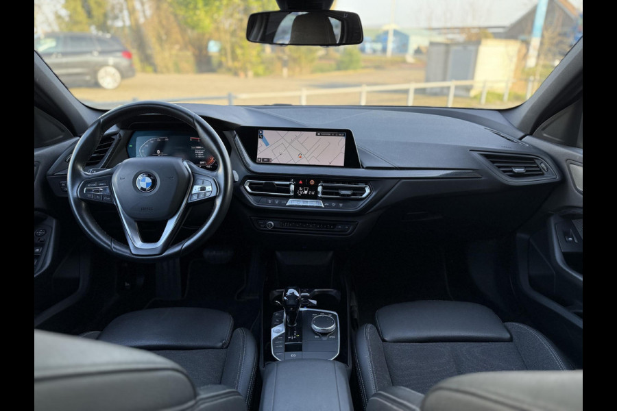 BMW 1-serie 116d Executive Edition | Live Cockpit | Sfeerverlichting | Apple Carplay |