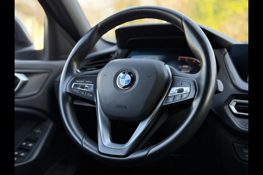 BMW 1-serie 116d Executive Edition | Live Cockpit | Sfeerverlichting | Apple Carplay |