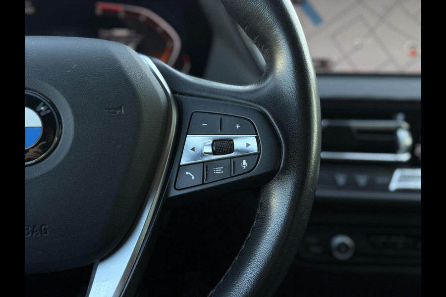 BMW 1-serie 116d Executive Edition | Live Cockpit | Sfeerverlichting | Apple Carplay |