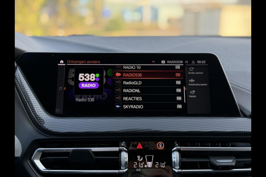 BMW 1-serie 116d Executive Edition | Live Cockpit | Sfeerverlichting | Apple Carplay |