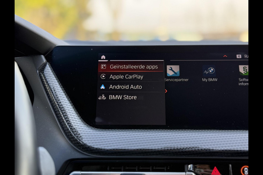 BMW 1-serie 116d Executive Edition | Live Cockpit | Sfeerverlichting | Apple Carplay |