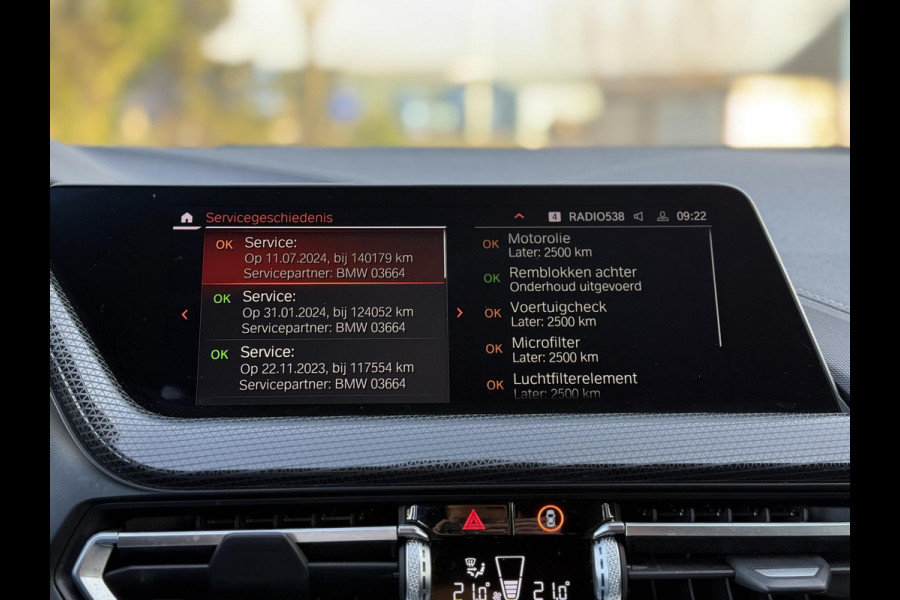 BMW 1-serie 116d Executive Edition | Live Cockpit | Sfeerverlichting | Apple Carplay |