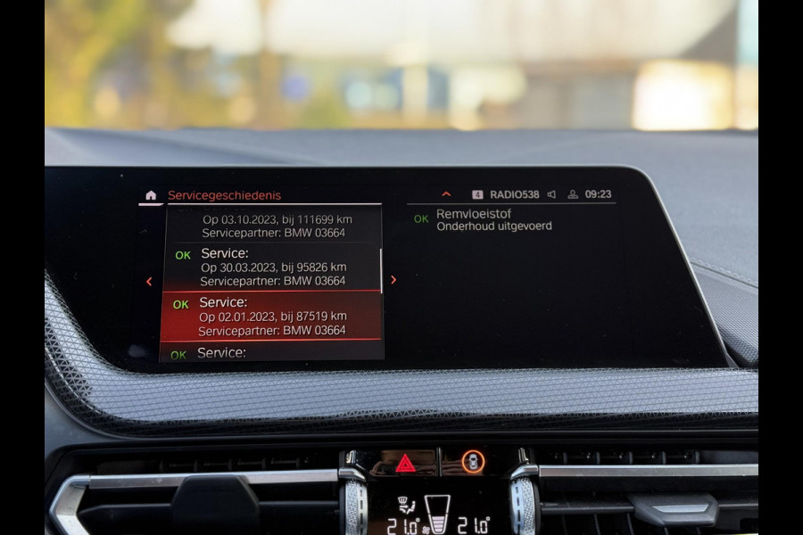 BMW 1-serie 116d Executive Edition | Live Cockpit | Sfeerverlichting | Apple Carplay |