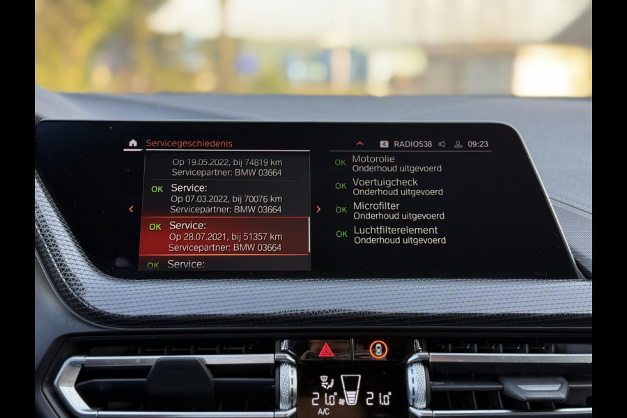 BMW 1-serie 116d Executive Edition | Live Cockpit | Sfeerverlichting | Apple Carplay |