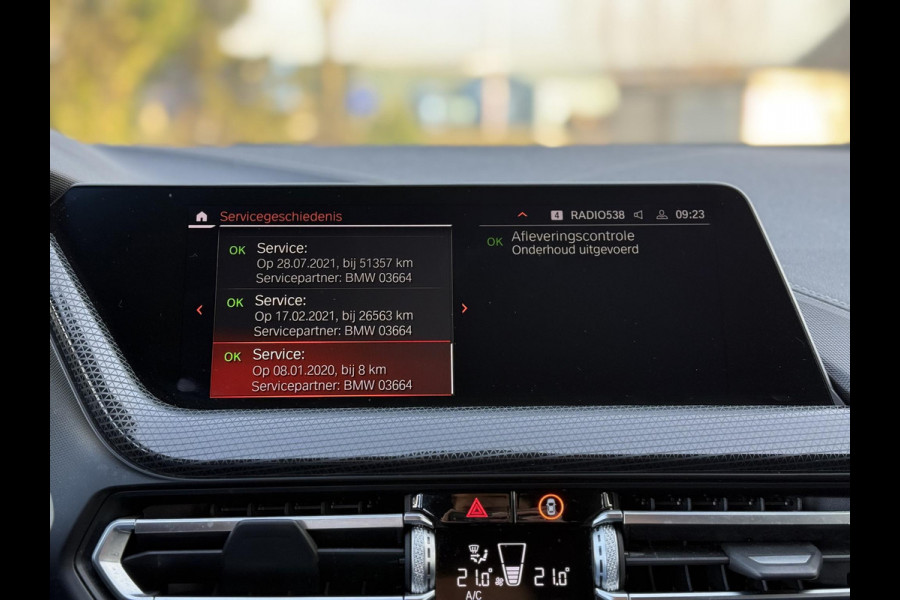 BMW 1-serie 116d Executive Edition | Live Cockpit | Sfeerverlichting | Apple Carplay |