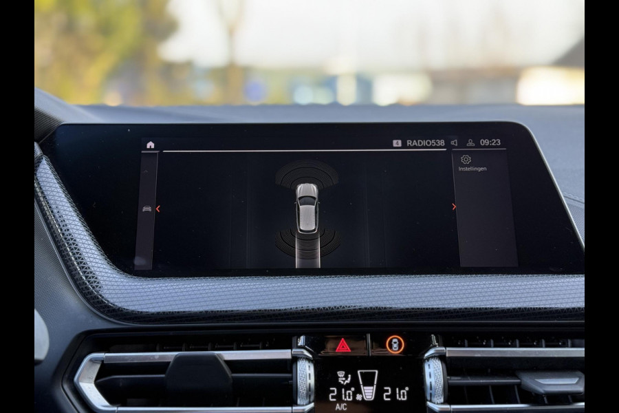 BMW 1-serie 116d Executive Edition | Live Cockpit | Sfeerverlichting | Apple Carplay |