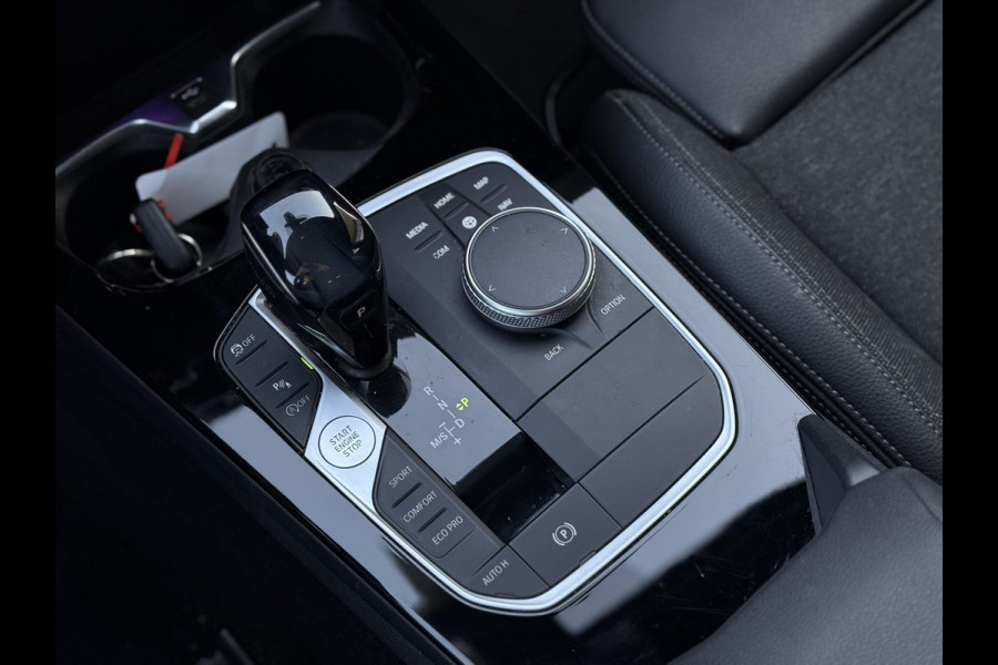 BMW 1-serie 116d Executive Edition | Live Cockpit | Sfeerverlichting | Apple Carplay |