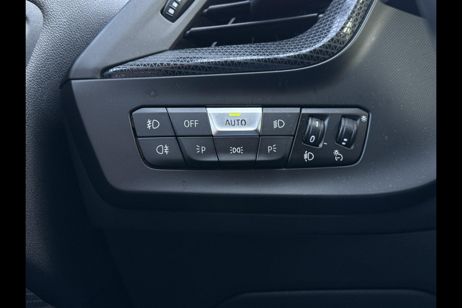 BMW 1-serie 116d Executive Edition | Live Cockpit | Sfeerverlichting | Apple Carplay |