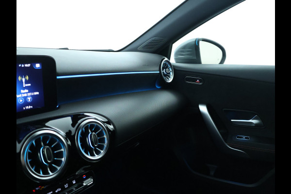 Mercedes-Benz A-Klasse 250 e AMG Plug-In Hybride | AMG Line | 19 AMG Velgen | Dosehoek Assist | Achteruitrijcamera | Inclusief 24 maanden MB Certified garantie voor Europa.