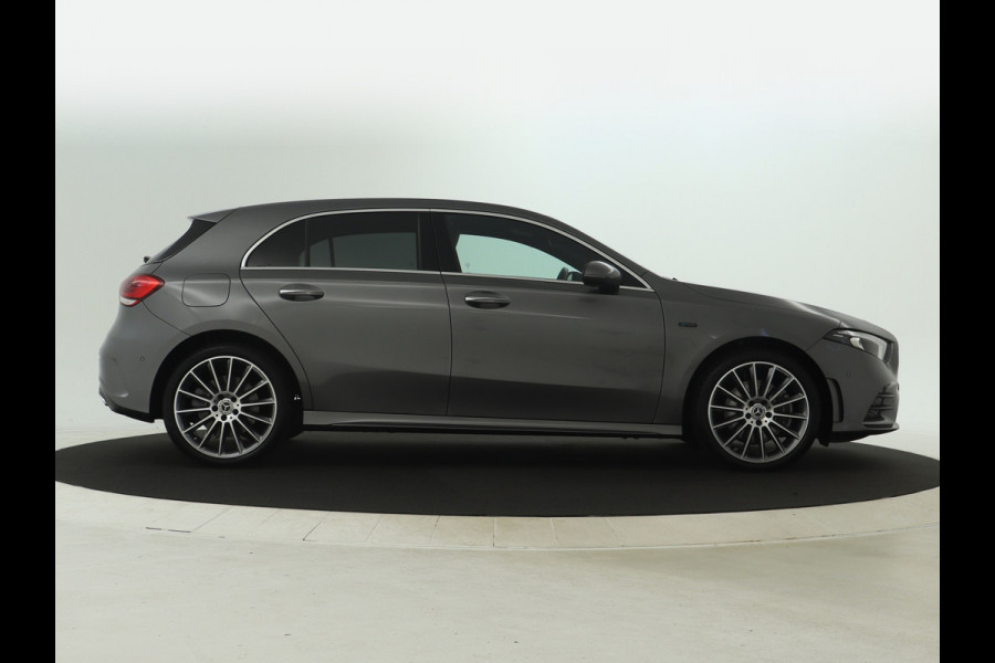Mercedes-Benz A-Klasse 250 e AMG Plug-In Hybride | AMG Line | 19 AMG Velgen | Dosehoek Assist | Achteruitrijcamera | Inclusief 24 maanden MB Certified garantie voor Europa.