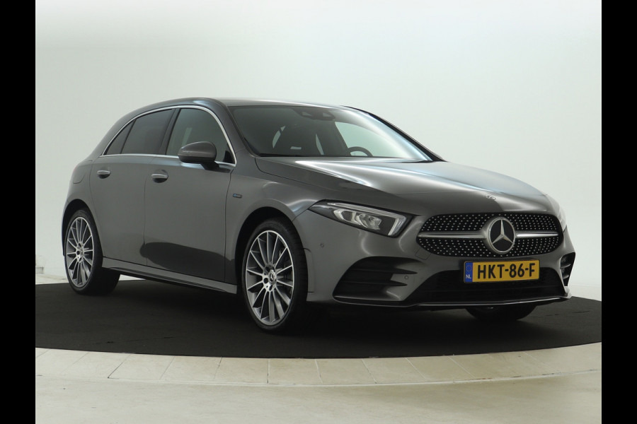 Mercedes-Benz A-Klasse 250 e AMG Plug-In Hybride | AMG Line | 19 AMG Velgen | Dosehoek Assist | Achteruitrijcamera | Inclusief 24 maanden MB Certified garantie voor Europa.