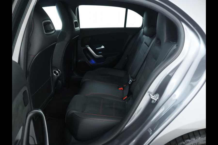 Mercedes-Benz A-Klasse 250 e AMG Plug-In Hybride | AMG Line | 19 AMG Velgen | Dosehoek Assist | Achteruitrijcamera | Inclusief 24 maanden MB Certified garantie voor Europa.