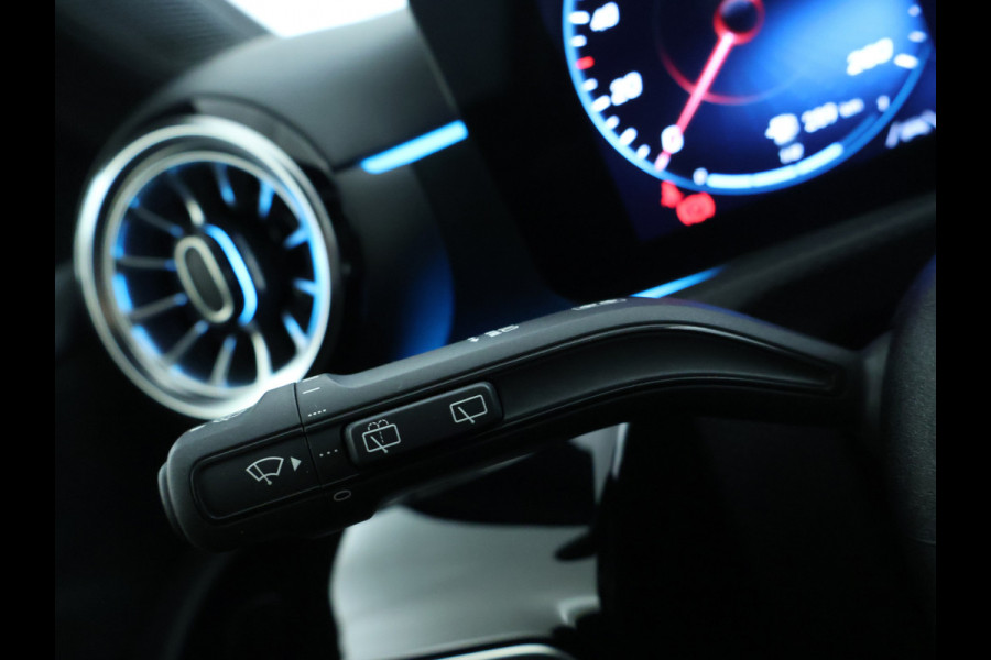 Mercedes-Benz A-Klasse 250 e AMG Plug-In Hybride | AMG Line | 19 AMG Velgen | Dosehoek Assist | Achteruitrijcamera | Inclusief 24 maanden MB Certified garantie voor Europa.
