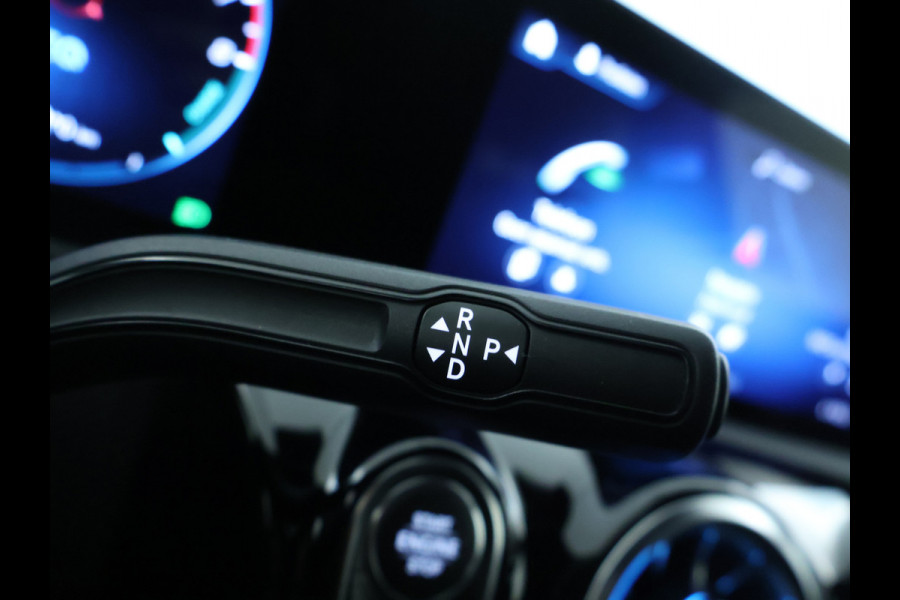 Mercedes-Benz A-Klasse 250 e AMG Plug-In Hybride | AMG Line | 19 AMG Velgen | Dosehoek Assist | Achteruitrijcamera | Inclusief 24 maanden MB Certified garantie voor Europa.