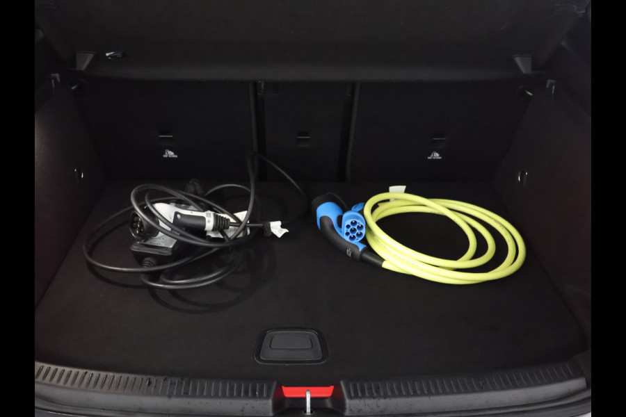 Mercedes-Benz A-Klasse 250 e AMG Plug-In Hybride | AMG Line | 19 AMG Velgen | Dosehoek Assist | Achteruitrijcamera | Inclusief 24 maanden MB Certified garantie voor Europa.