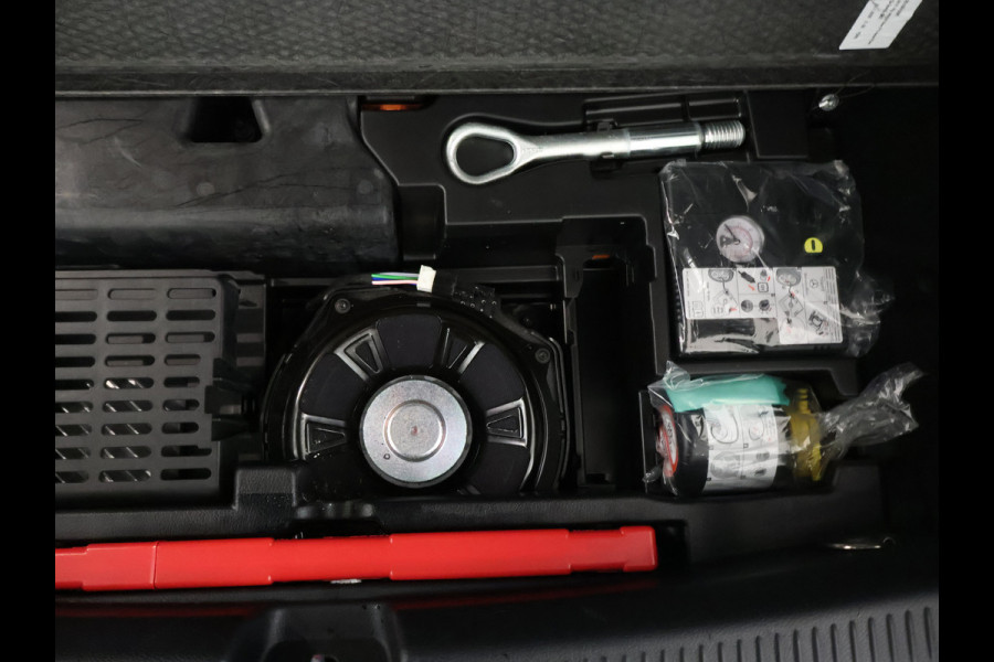 Mercedes-Benz A-Klasse 250 e AMG Plug-In Hybride | AMG Line | 19 AMG Velgen | Dosehoek Assist | Achteruitrijcamera | Inclusief 24 maanden MB Certified garantie voor Europa.