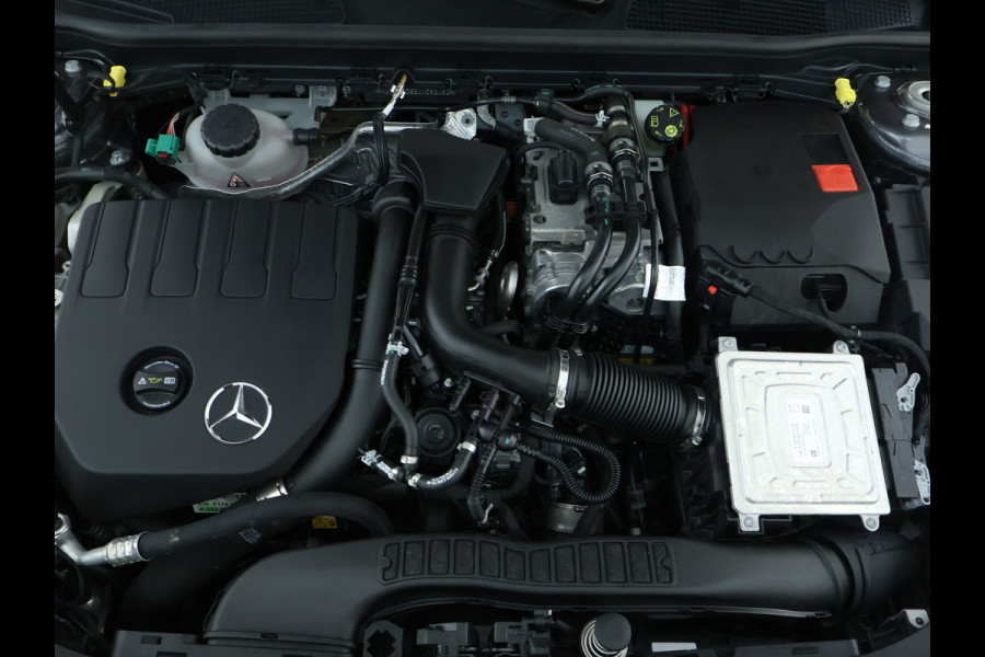 Mercedes-Benz A-Klasse 250 e AMG Plug-In Hybride | AMG Line | 19 AMG Velgen | Dosehoek Assist | Achteruitrijcamera | Inclusief 24 maanden MB Certified garantie voor Europa.