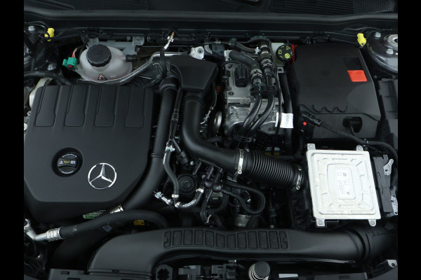 Mercedes-Benz A-Klasse 250 e AMG Plug-In Hybride | AMG Line | 19 AMG Velgen | Dosehoek Assist | Achteruitrijcamera | Inclusief 24 maanden MB Certified garantie voor Europa.