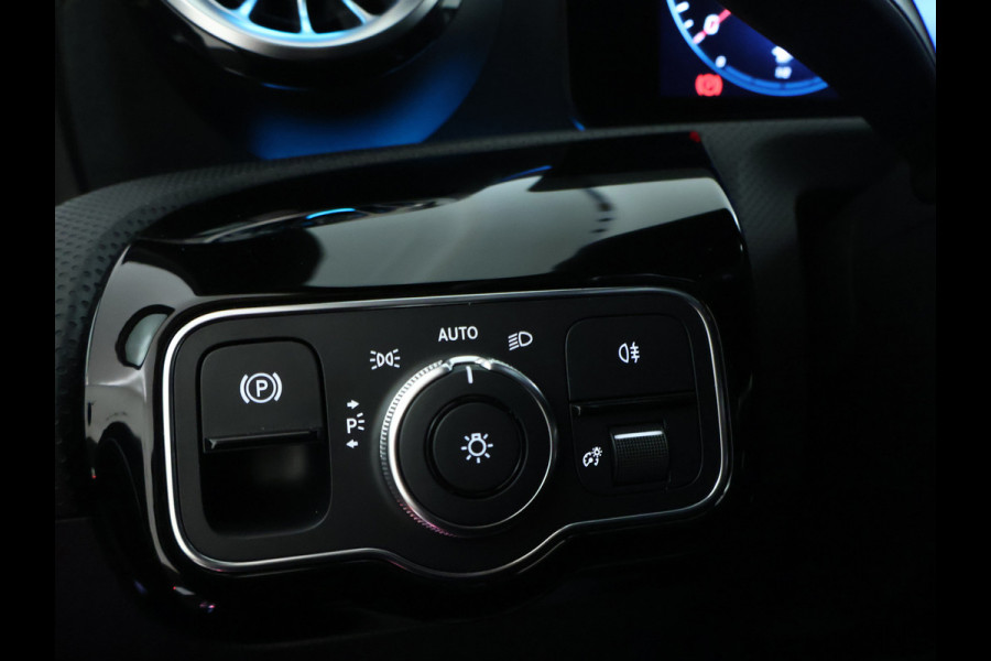 Mercedes-Benz A-Klasse 250 e AMG Plug-In Hybride | AMG Line | 19 AMG Velgen | Dosehoek Assist | Achteruitrijcamera | Inclusief 24 maanden MB Certified garantie voor Europa.