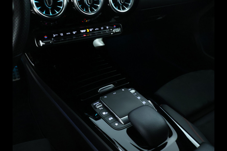 Mercedes-Benz A-Klasse 250 e AMG Plug-In Hybride | AMG Line | 19 AMG Velgen | Dosehoek Assist | Achteruitrijcamera | Inclusief 24 maanden MB Certified garantie voor Europa.