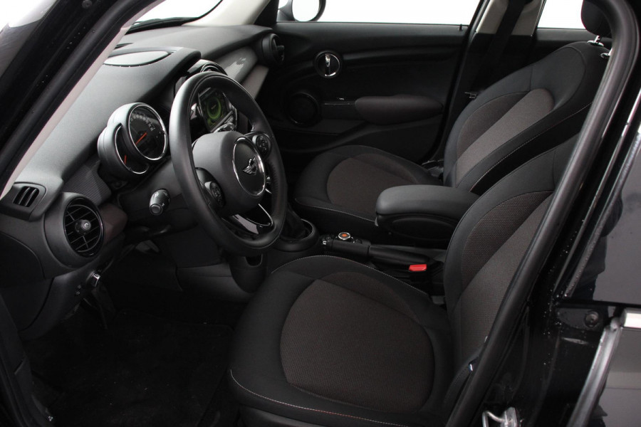 MINI Cooper 1.5 Automaat 5 drs Navigatie Cruise control Bluetooth Lichmetalen velgen Climate Control