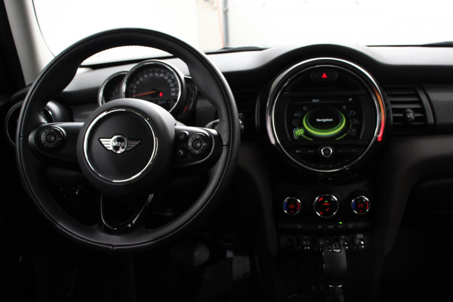 MINI Cooper 1.5 Automaat 5 drs Navigatie Cruise control Bluetooth Lichmetalen velgen Climate Control