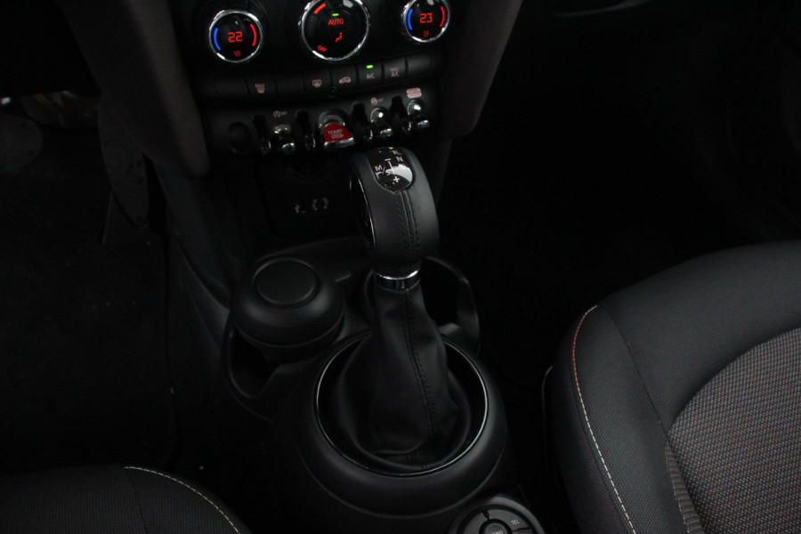 MINI Cooper 1.5 Automaat 5 drs Navigatie Cruise control Bluetooth Lichmetalen velgen Climate Control
