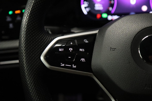 Volkswagen Golf 1.5 eTSI 3X R-Line PANO/IQLIGHT/BLINDESPOT/CARPLAY/VOLL
