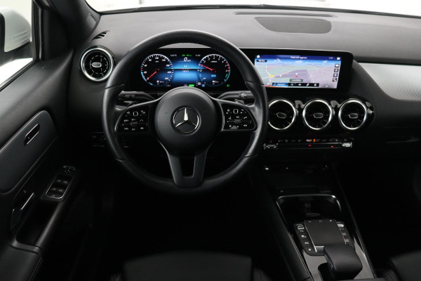 Mercedes-Benz GLA 250e Style | Adaptive cruise | Carplay | Stoelverwarming | Camera | Half leder | Full LED | Park Assist | Widescreen | Climate control