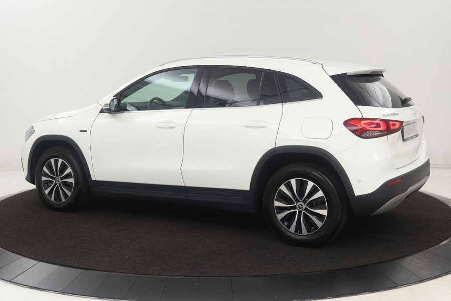 Mercedes-Benz GLA 250e Style | Adaptive cruise | Carplay | Stoelverwarming | Camera | Half leder | Full LED | Park Assist | Widescreen | Climate control