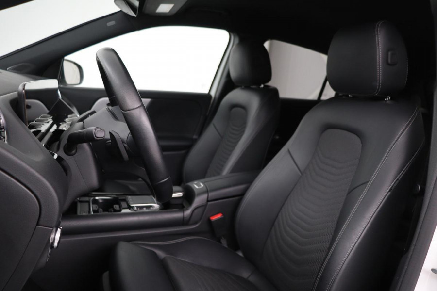 Mercedes-Benz GLA 250e Style | Adaptive cruise | Carplay | Stoelverwarming | Camera | Half leder | Full LED | Park Assist | Widescreen | Climate control