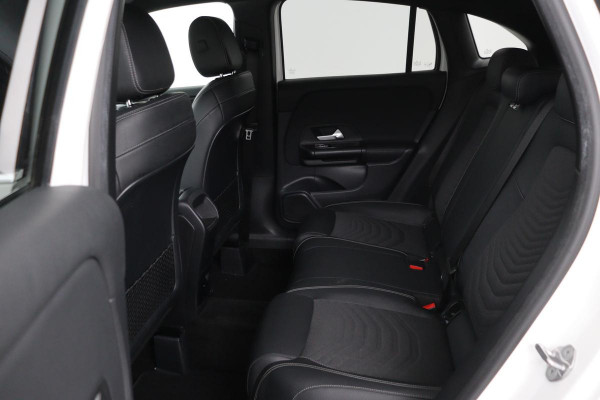 Mercedes-Benz GLA 250e Style | Adaptive cruise | Carplay | Stoelverwarming | Camera | Half leder | Full LED | Park Assist | Widescreen | Climate control
