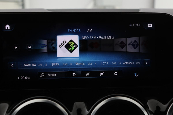 Mercedes-Benz GLA 250e Style | Adaptive cruise | Carplay | Stoelverwarming | Camera | Half leder | Full LED | Park Assist | Widescreen | Climate control