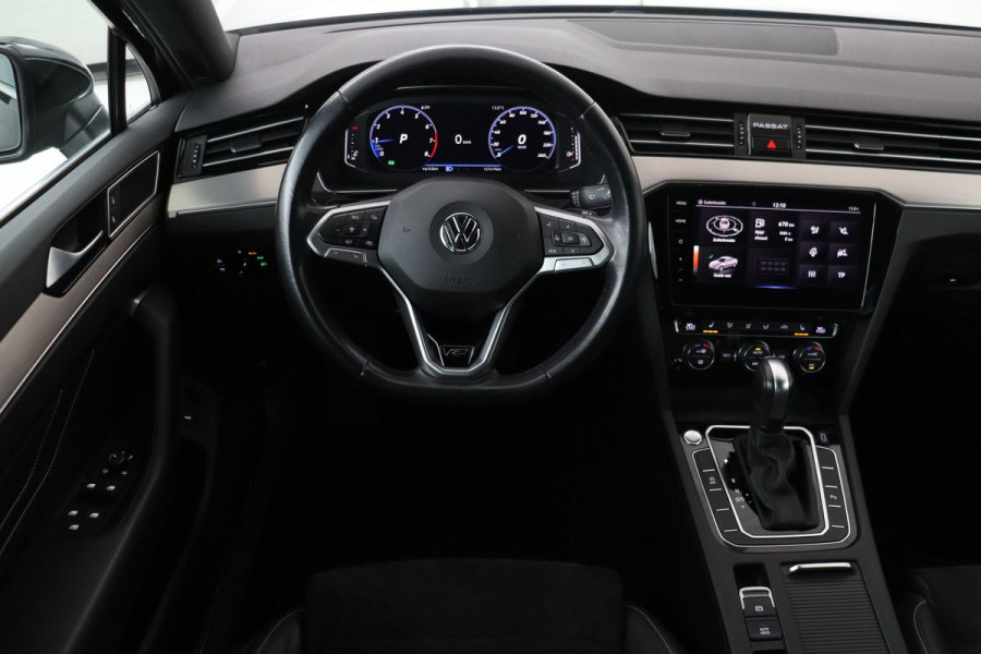 Volkswagen Passat 1.5 TSI R Line | Stoelverwarming | Matrix LED | Adaptive cruise | Carplay | Leder/Alcantara | Navigatie | Parkeerhulp