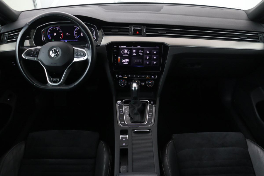 Volkswagen Passat 1.5 TSI R Line | Stoelverwarming | Matrix LED | Adaptive cruise | Carplay | Leder/Alcantara | Navigatie | Parkeerhulp