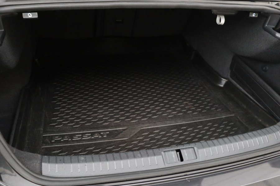 Volkswagen Passat 1.5 TSI R Line | Stoelverwarming | Matrix LED | Adaptive cruise | Carplay | Leder/Alcantara | Navigatie | Parkeerhulp