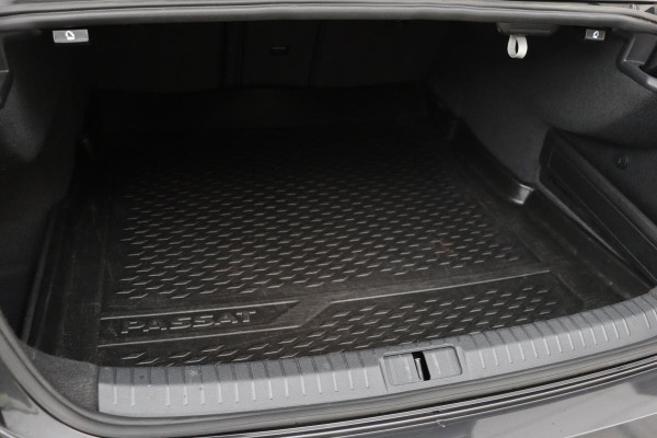 Volkswagen Passat 1.5 TSI R Line | Stoelverwarming | Matrix LED | Adaptive cruise | Carplay | Leder/Alcantara | Navigatie | Parkeerhulp