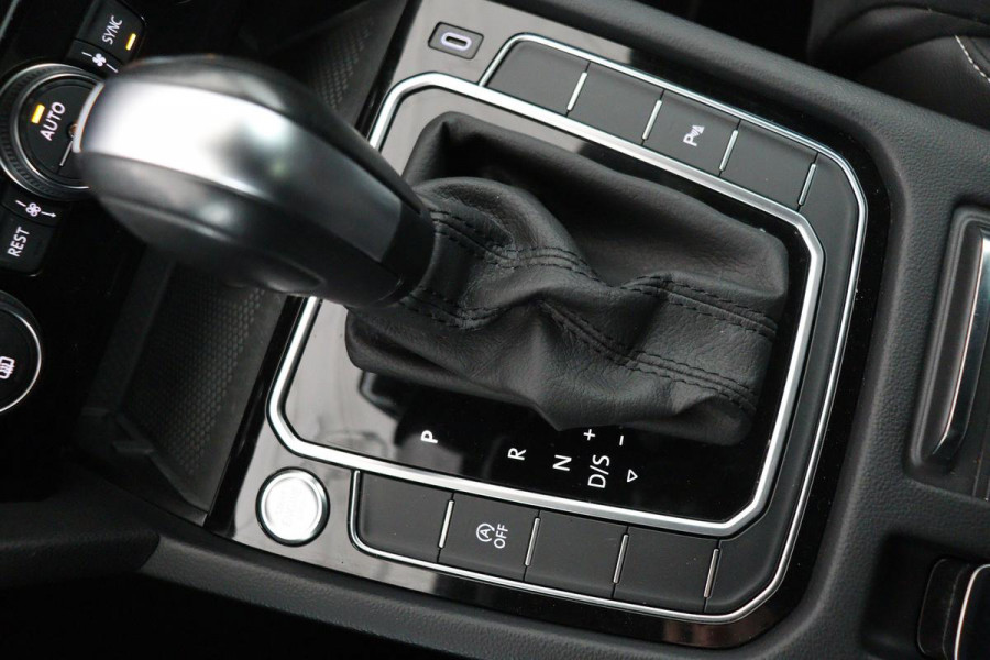 Volkswagen Passat 1.5 TSI R Line | Stoelverwarming | Matrix LED | Adaptive cruise | Carplay | Leder/Alcantara | Navigatie | Parkeerhulp